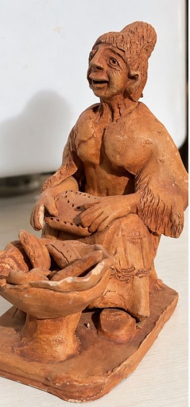 Escultura Artesanal en Terracota: Campesina con Alimentos - imagen 1