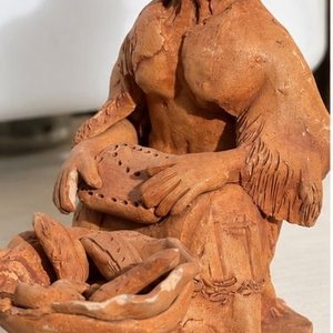 Lote siguiente: Escultura Artesanal en Terracota: Campesina con Alimentos