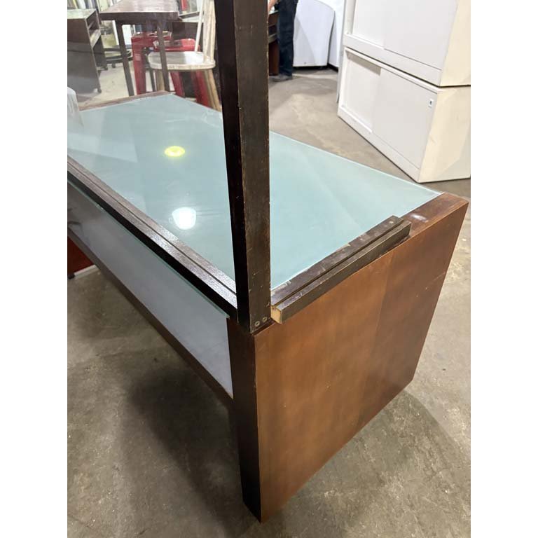 Mesa exhibidora de vidrio con ruedas y estantería - imagen 2