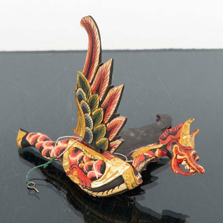 Lote siguiente: Figura de dragón de madera policromada