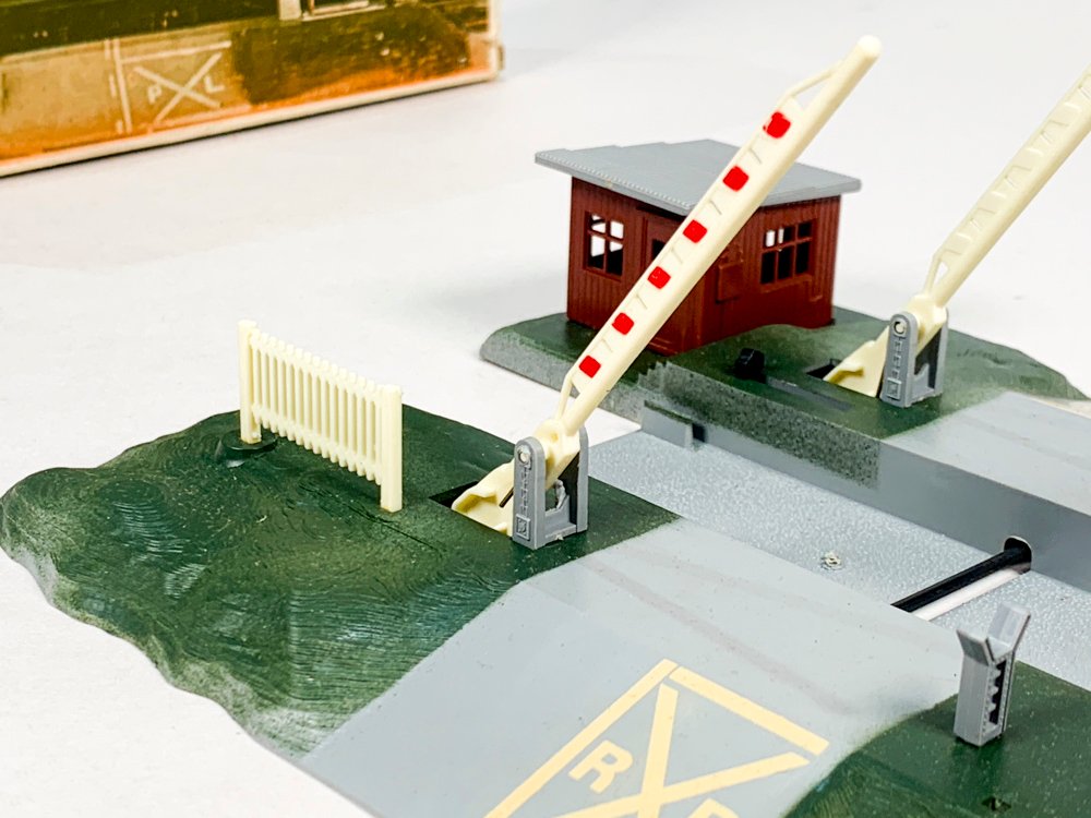Maqueta de tren a escala con pista y barreras - imagen 4