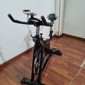 L 502 - Moderna bicicleta de spinning con estructura de hierro y volante de inercia cromado (Medidas 48x101x95cm) - Funciona - imagen 3