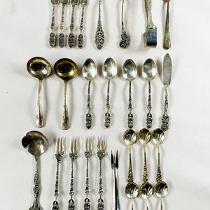 Veintisiete Piezas de Metal con Cabo Labrado: Cuchillos de Postre, Cucharas de Té y Pinza - imagen 2