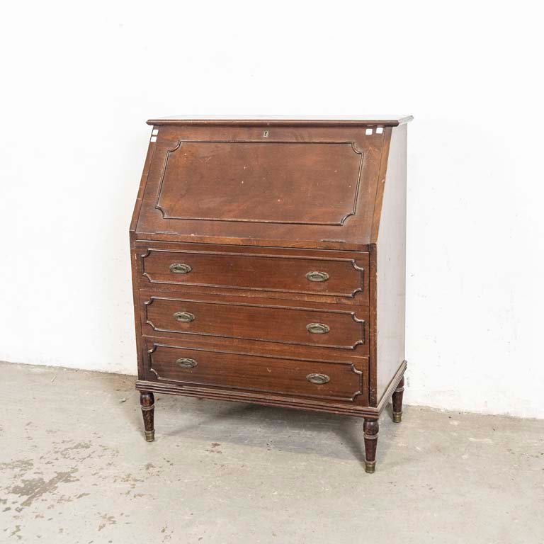 Lote siguiente: Secreterio inglés de madera con detalles en la superficie y puerta abatible