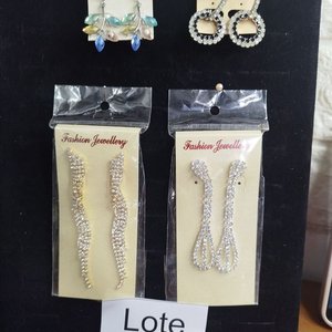 Lote siguiente: 4 Pares de Caravanas de Fiesta con Pedrería y Cristales