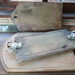 Lote siguiente: Set de 2 Tablas de Madera Rústicas con Asas de Toro