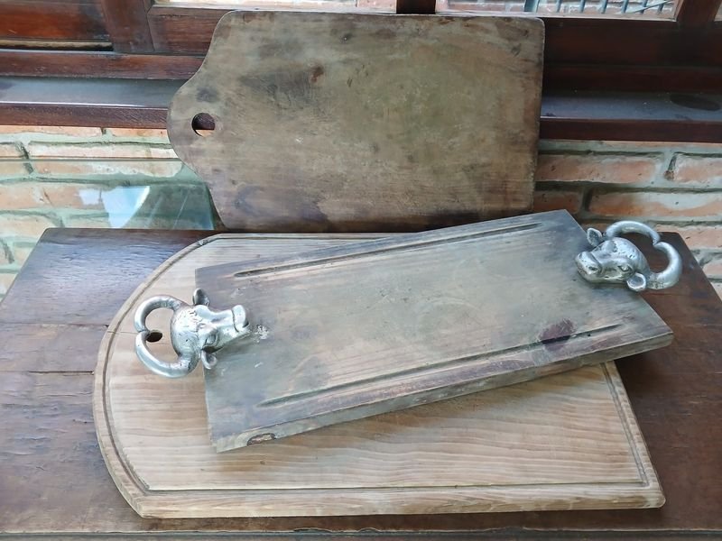 Set de 2 Tablas de Madera Rústicas con Asas de Toro