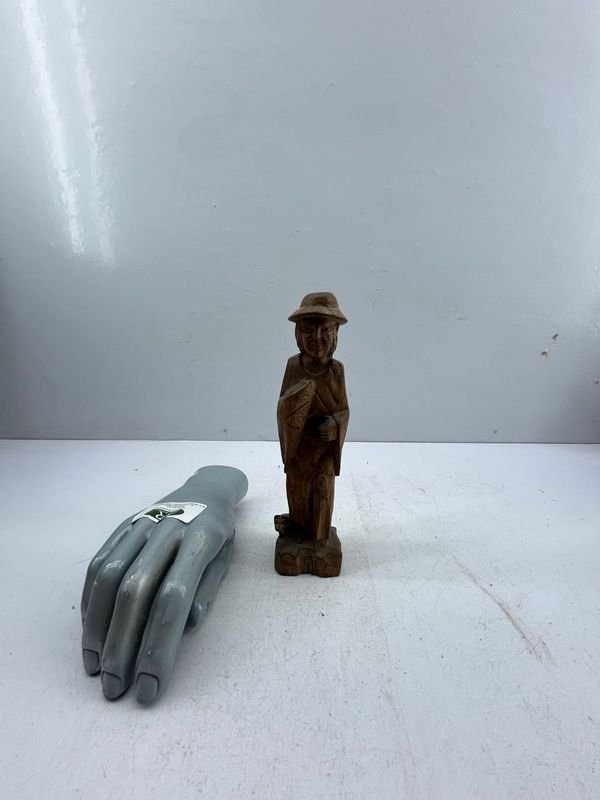 Talla de Madera Figura Humana con Sombrero