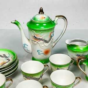 Juego de Porcelana Oriental Verde Esmaltada: Tetera, Lechera, Azucarero y Pocillos con Platitos - imagen 4