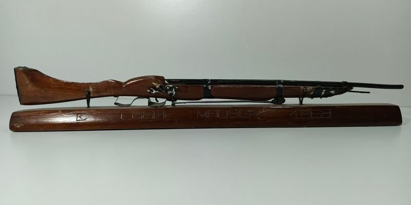 Lote anterior: Réplica de rifle Mauser grabado CUBA en madera y metal