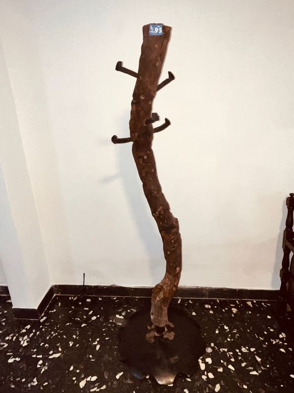 Perchero Rústico de Madera con Base de Disco de Arado y 5 Clavos
