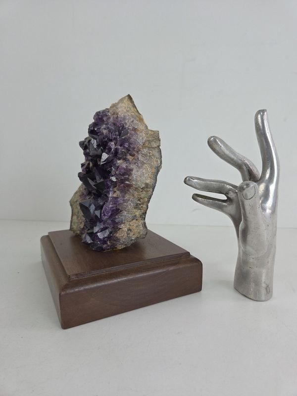 Gran amatista en base de madera con figura metálica - imagen 2
