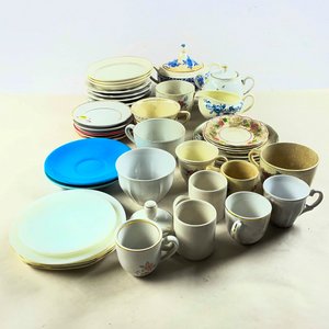 Lote anterior: Conjunto de Vajilla: Tazas, Azucarero, Platillos y Platos de Postre
