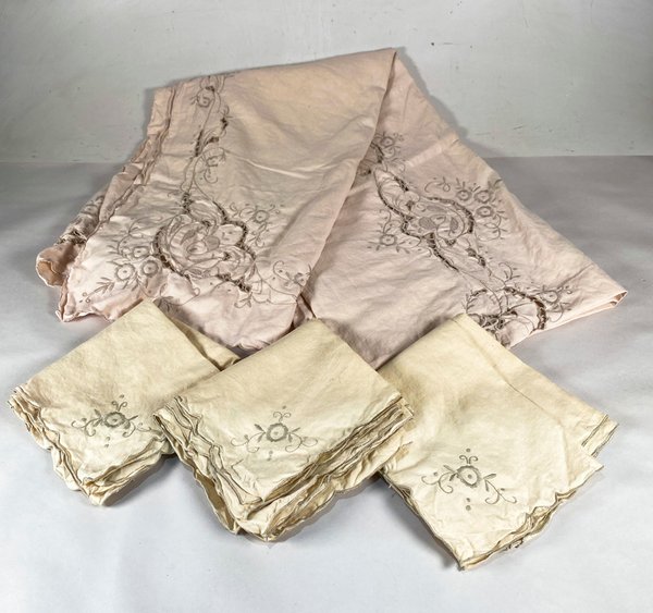 Juego de Mantel y Doce Servilletas Bordadas Vintage - imagen 1