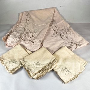 Juego de Mantel y Doce Servilletas Bordadas Vintage - imagen 1
