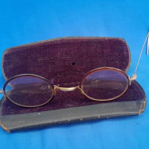 Antiguos Lentes Redondos Enchapados en Oro con Estuche Original "Casa Alonso" - imagen 5