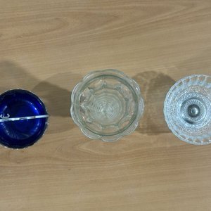 Lote de 3 piezas: Cuenco de metal y vidrio azul, florero de vidrio tallado y copeta de postre - imagen 3