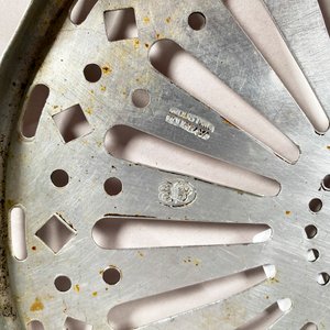 Juego de 2 Piezas de Aluminio Estilo Mariposa: Apoya Fuente y Colador - imagen 3