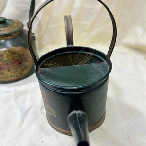 Juego de 2 Piezas Antiguas de Hojalata Pintada: Tetera y Regadera Decorativas - imagen 4