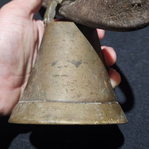 Cencerro Antiguo de Bronce con Correa de Cuero - imagen 8