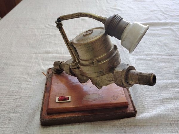 Lámpara artesanal de bronce con base de madera - imagen 2