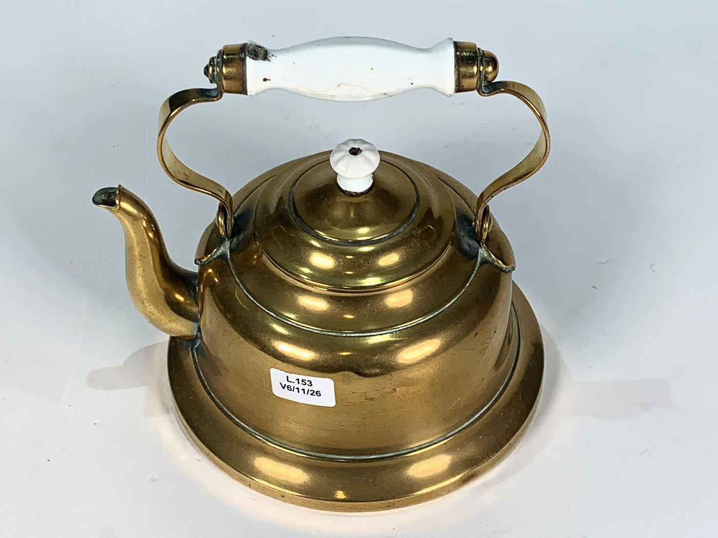 Caldera Antigua de Bronce con Tapa y Asa de Losa Blanca