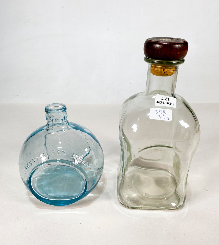 Dos botellas de vidrio claras y azules - imagen 1