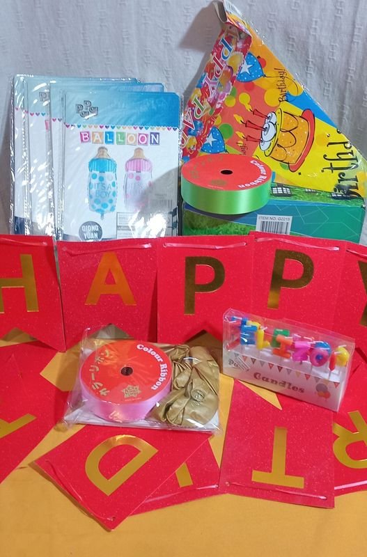 Lote siguiente: Paquetes de cumpleaños con globos dorados y cintas