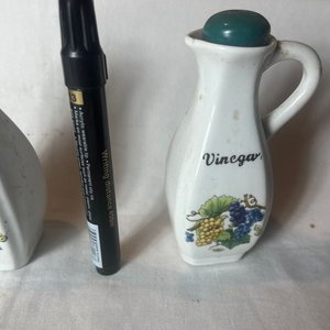Juego de Aceitera y Vinagrera de Loza con Tapa y Diseño de Uvas - imagen 3