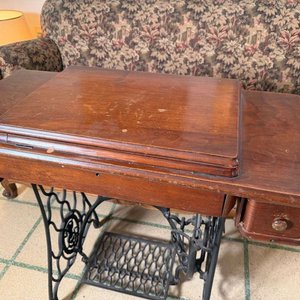 Máquina de Coser Singer Antigua con Mueble de Madera y Hierro - imagen 7