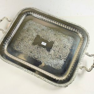 Bandeja de Metal Repujado con Asas y Patitas Caladas - imagen 2