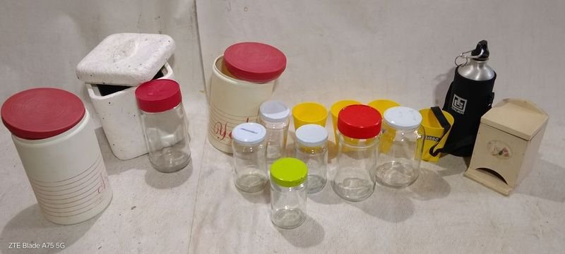 Lote siguiente: Colección de botellas y objetos variados