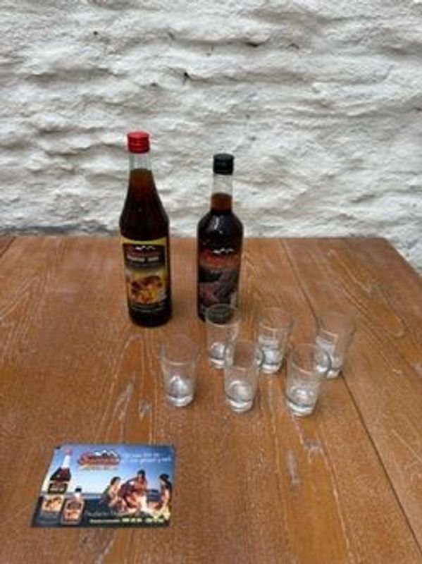 Lote de bebidas alcohólicas y vasos