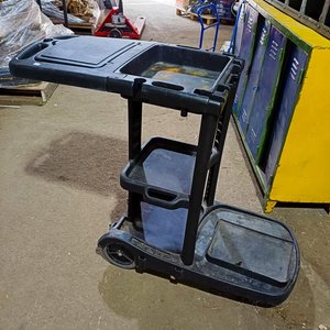 Lote siguiente: Carro de Limpieza Negro en PVC con Detalles