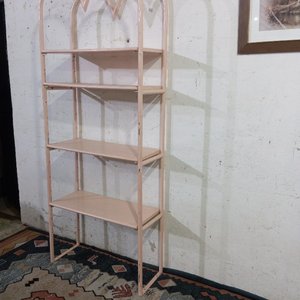 Biblioteca Estantería Metálica Rosa 4 Niveles con Detalles en Bronce - imagen 3