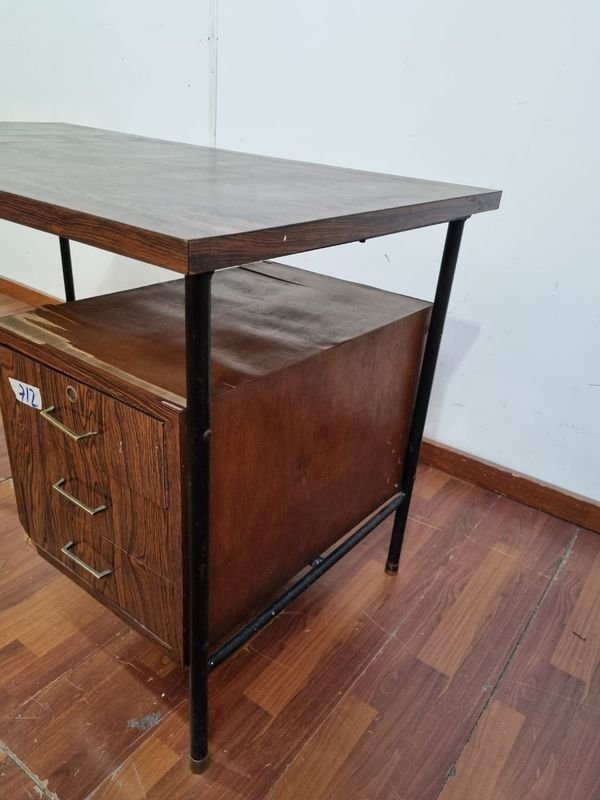 Escritorio Con Cajonera en Madera con L712 y Tiene Levantado el Enchapado - imagen 3