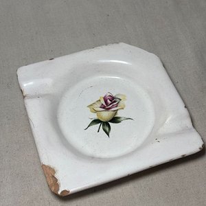 Conjunto de Ceniceros y Platos Pequeños de Porcelana y Metal - imagen 8