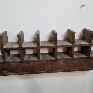 Estante Rústico de Madera con Compartimientos y Apliques de Luz - imagen 3