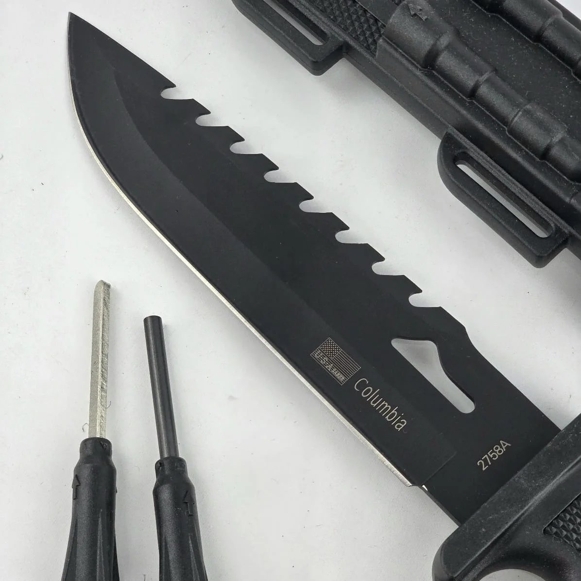 Cuchillo Táctico Negro con Puño de Bronce y Funda