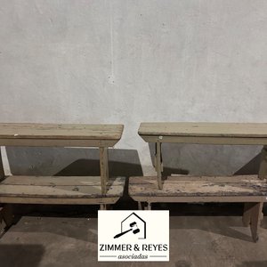 Cuatro bancos rústicos de madera con estante inferior - imagen 1