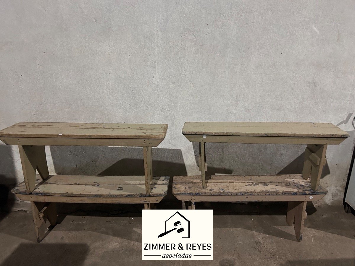 Cuatro bancos rústicos de madera con estante inferior