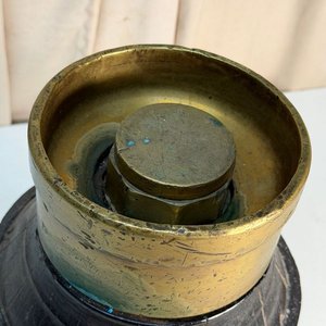 Eje de Rueda de Carro Decorativo con Cuello de Bronce y Detalles Metálicos - imagen 3
