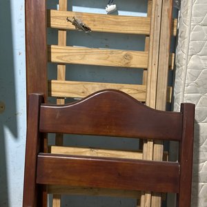 Lote siguiente: Cama de Una Plaza Estilo Rústico Madera Oscura