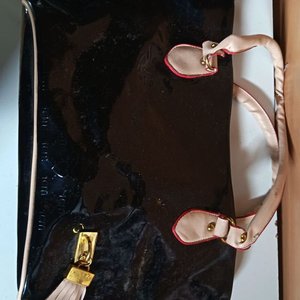 Bolso Negro Brillante, Gorra INGCO y Vasitos para Velas - imagen 5