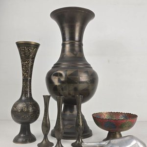 Lote de 6 piezas decorativas: 2 jarrones grandes, 3 floreros grabados y cuenco esmaltado - imagen 1