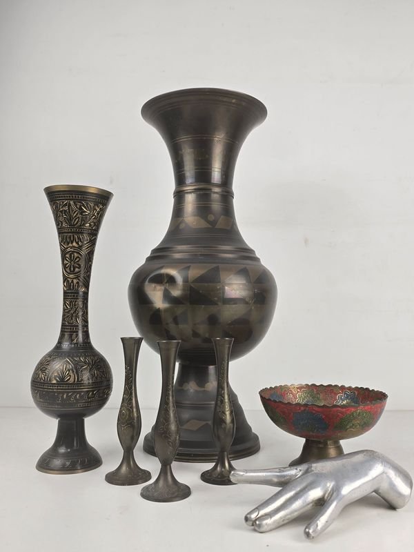 Lote de 6 piezas decorativas: 2 jarrones grandes, 3 floreros grabados y cuenco esmaltado