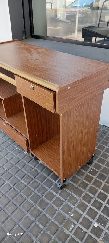 Escritorio en buen estado, mesa de trabajo con estantería y cajones - imagen 3