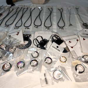 Lote de 50 Piezas de Joyería Surtida en Acero Quirúrgico: Collares y Anillos - imagen 5