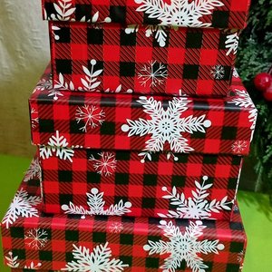 Lote Navideño: Cajas Decorativas, Adorno de Auto con Luz, Velas y Corona - imagen 2