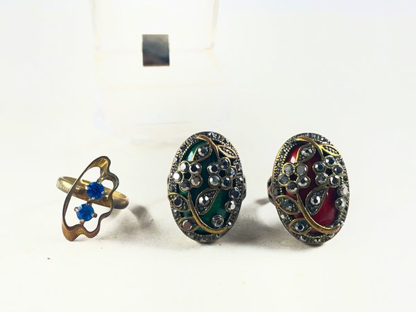 Tres Anillos con Circonitas y Detalles Florales